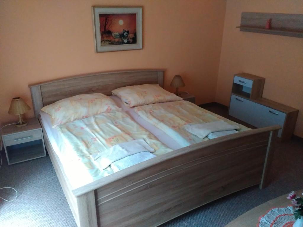 Restaurace A Pension Prvni Mlyn Chomutov Hotel Екстериор снимка